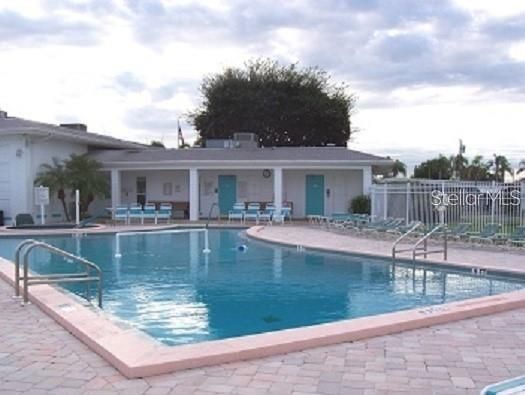 Active With Contract: $105,990 (2 beds, 1 baths, 872 Square Feet)