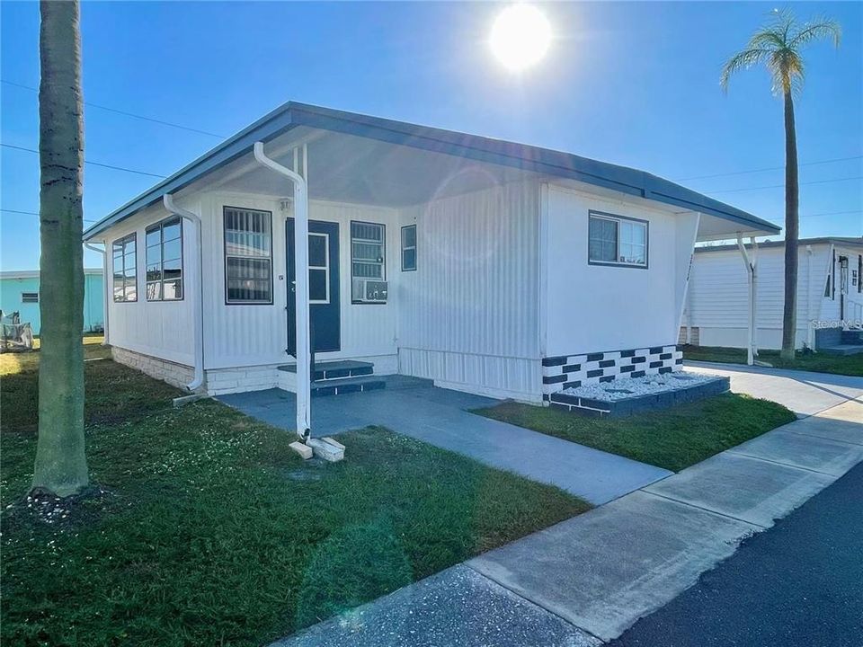 Active With Contract: $105,990 (2 beds, 1 baths, 872 Square Feet)