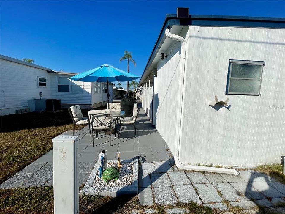 Active With Contract: $105,990 (2 beds, 1 baths, 872 Square Feet)