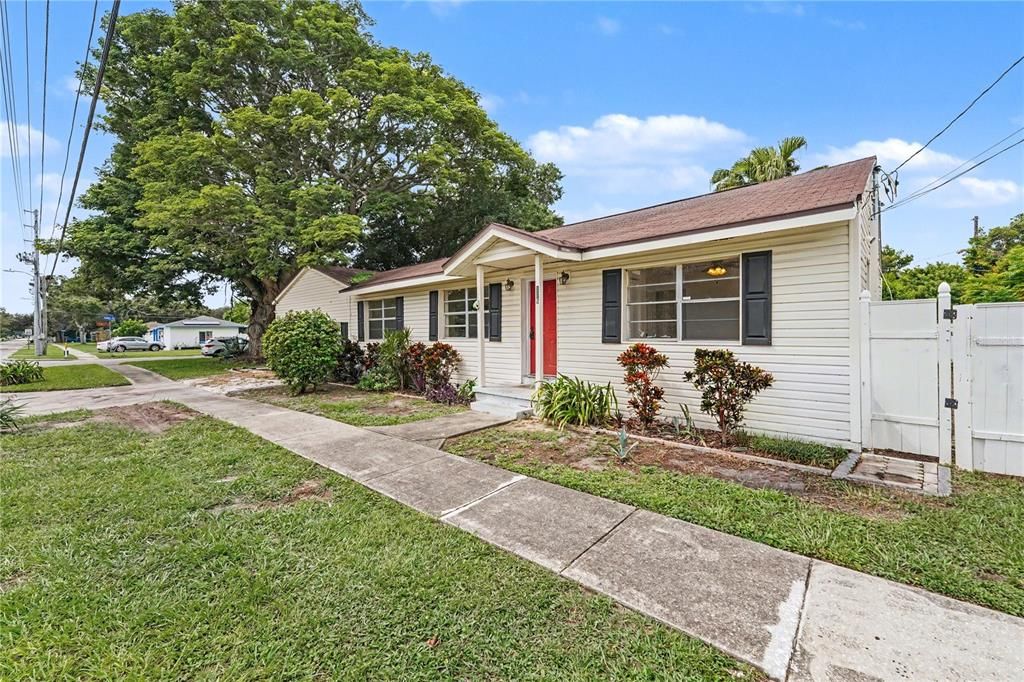 For Sale: $475,000 (4 beds, 2 baths, 1962 Square Feet)