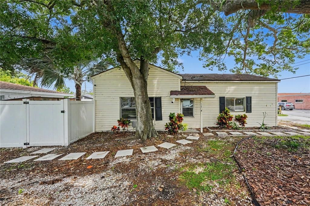 For Sale: $475,000 (4 beds, 2 baths, 1962 Square Feet)