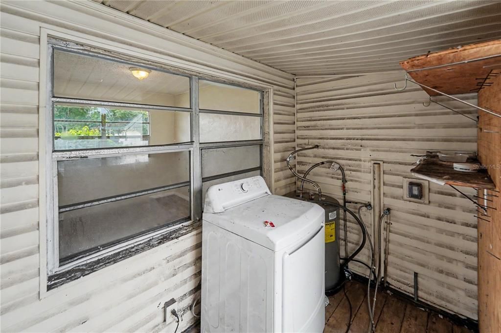 For Sale: $475,000 (4 beds, 2 baths, 1962 Square Feet)
