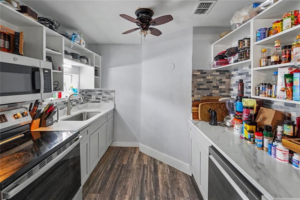 For Sale: $475,000 (4 beds, 2 baths, 1962 Square Feet)