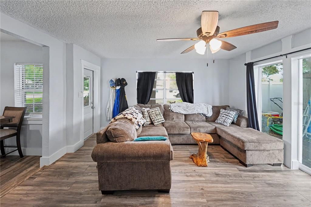 For Sale: $475,000 (4 beds, 2 baths, 1962 Square Feet)