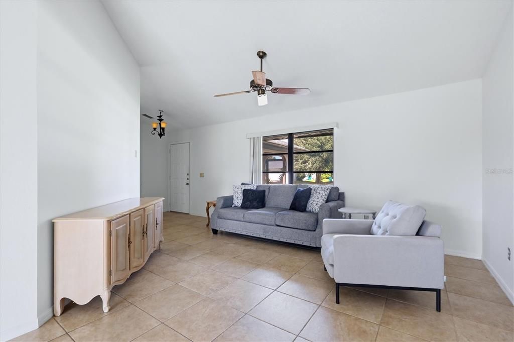 En Venta: $299,000 (3 camas, 2 baños, 1308 Pies cuadrados)