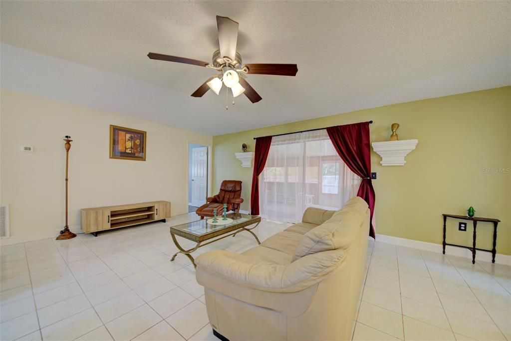 For Sale: $324,900 (3 beds, 2 baths, 1209 Square Feet)