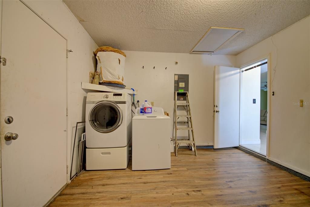 For Sale: $324,900 (3 beds, 2 baths, 1209 Square Feet)