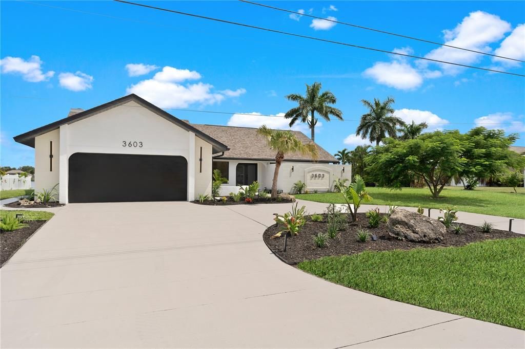 Active With Contract: $574,900 (3 beds, 2 baths, 2108 Square Feet)