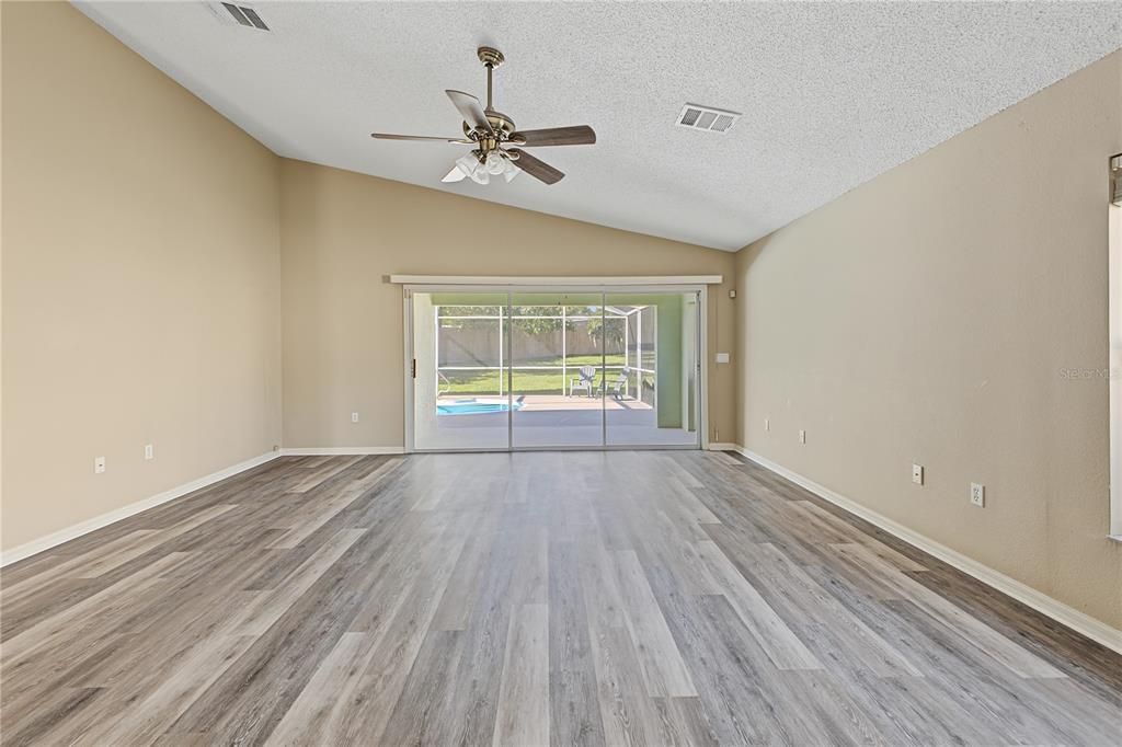 For Sale: $370,000 (3 beds, 2 baths, 1598 Square Feet)