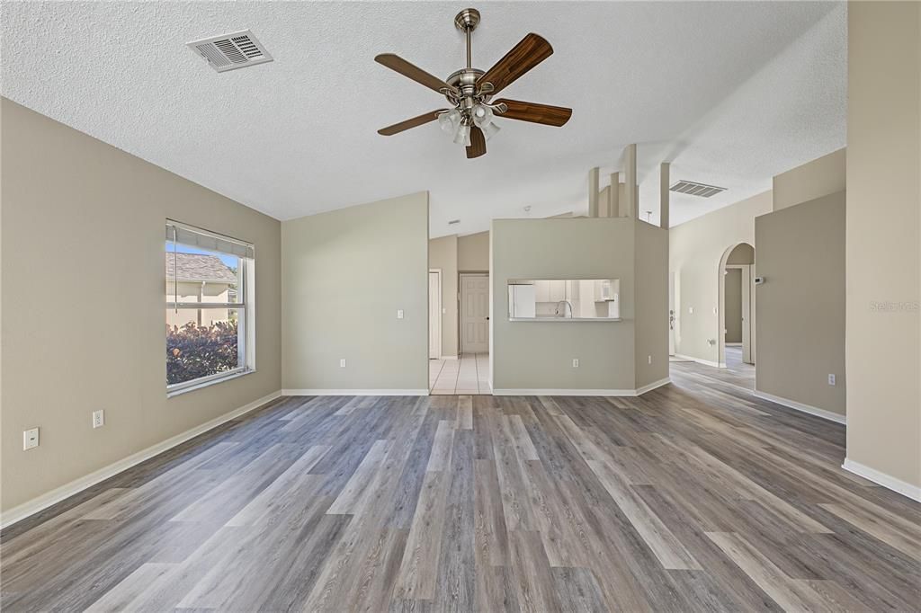 For Sale: $370,000 (3 beds, 2 baths, 1598 Square Feet)