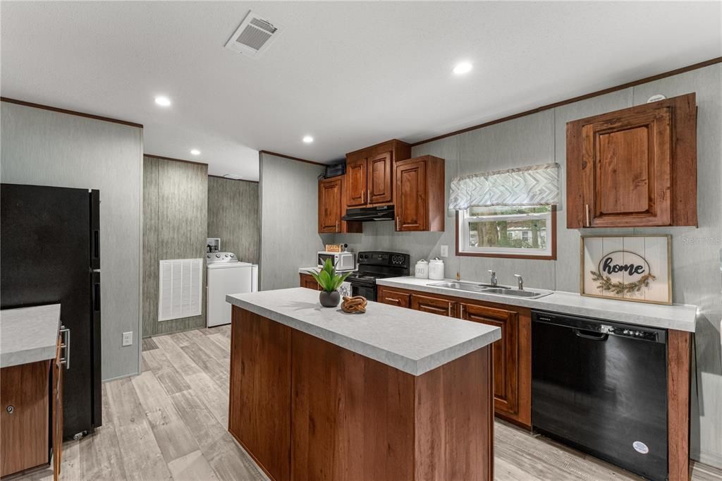 For Sale: $249,900 (4 beds, 3 baths, 1976 Square Feet)