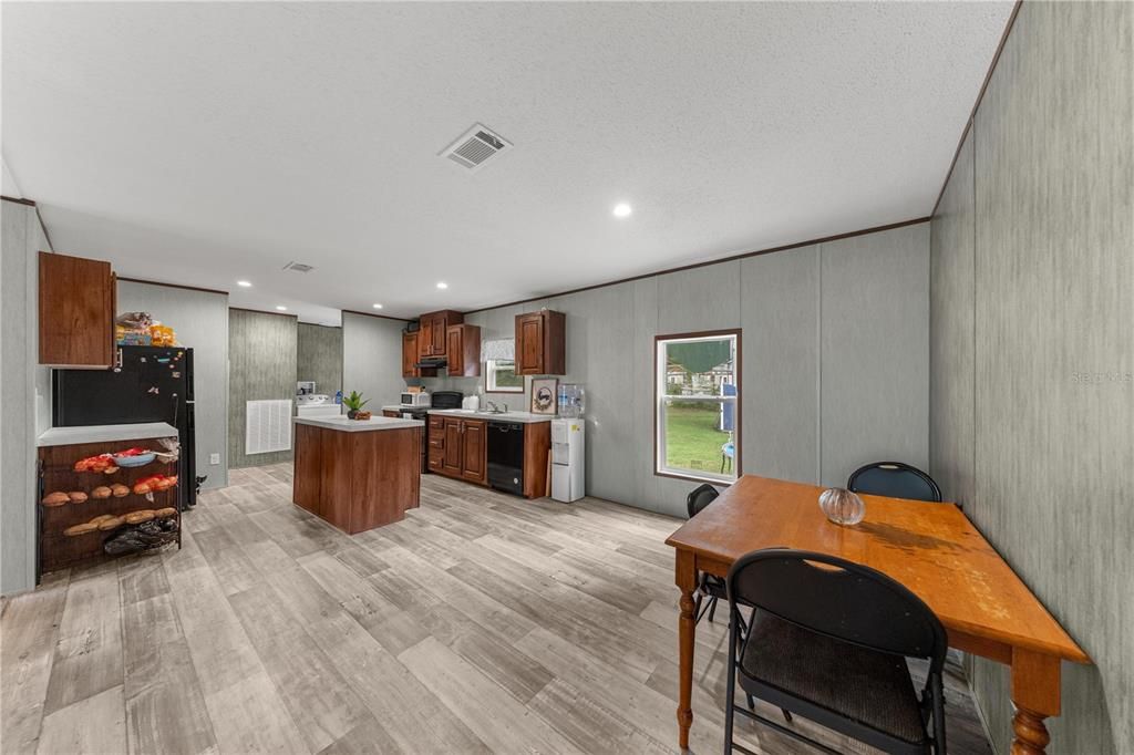 For Sale: $249,900 (4 beds, 3 baths, 1976 Square Feet)