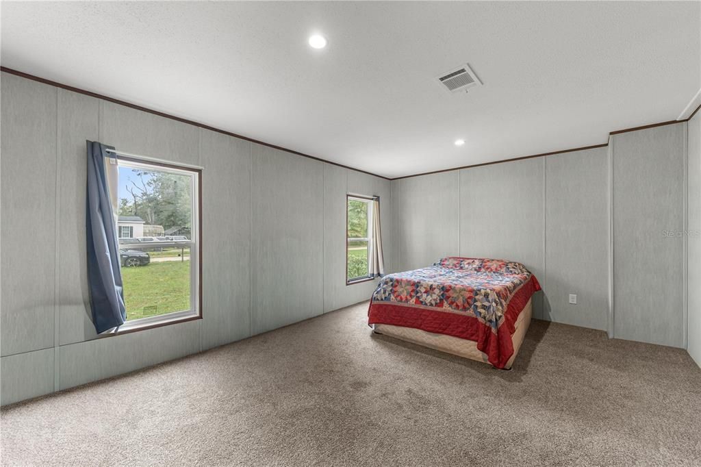 For Sale: $249,900 (4 beds, 3 baths, 1976 Square Feet)