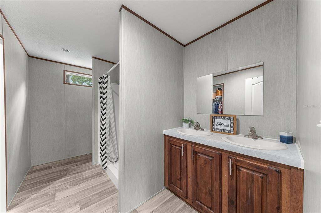 For Sale: $249,900 (4 beds, 3 baths, 1976 Square Feet)