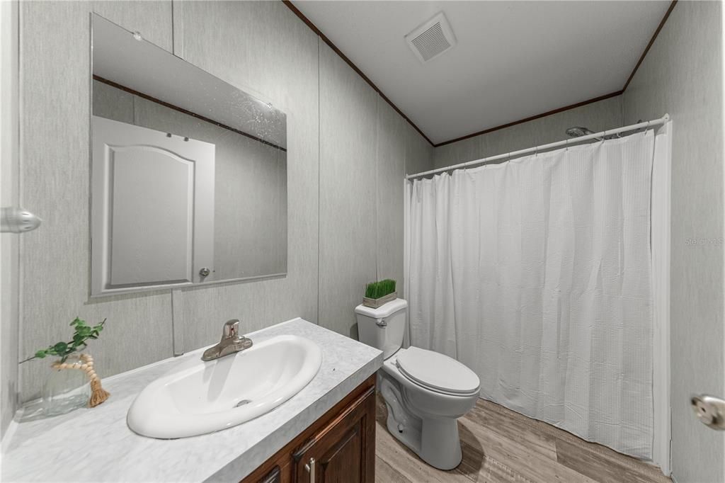 For Sale: $249,900 (4 beds, 3 baths, 1976 Square Feet)