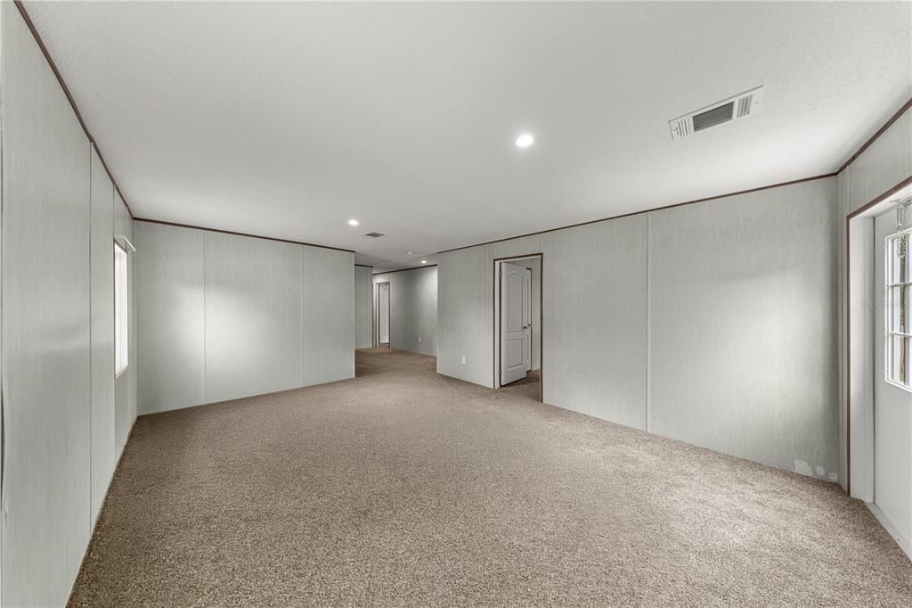 For Sale: $249,900 (4 beds, 3 baths, 1976 Square Feet)