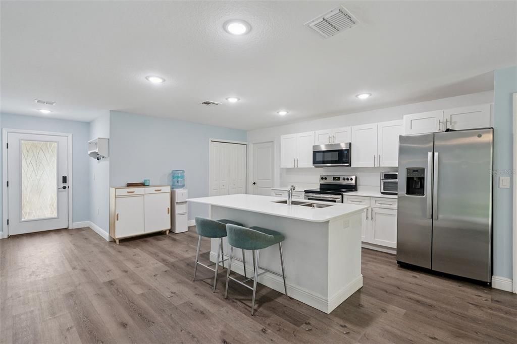 For Sale: $325,000 (3 beds, 2 baths, 1285 Square Feet)