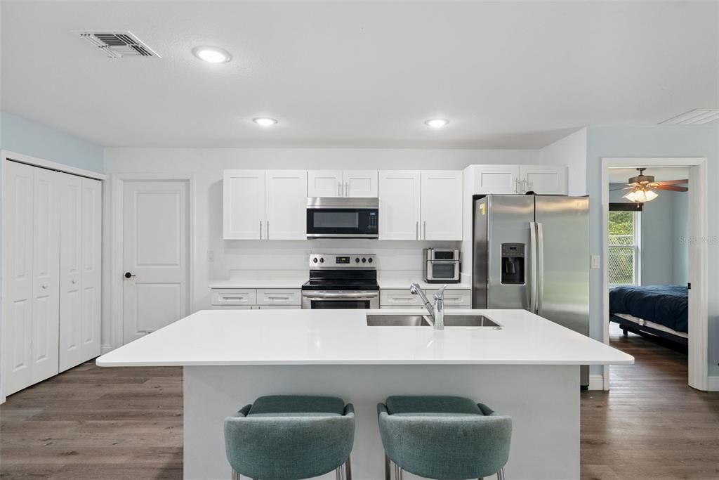 For Sale: $325,000 (3 beds, 2 baths, 1285 Square Feet)