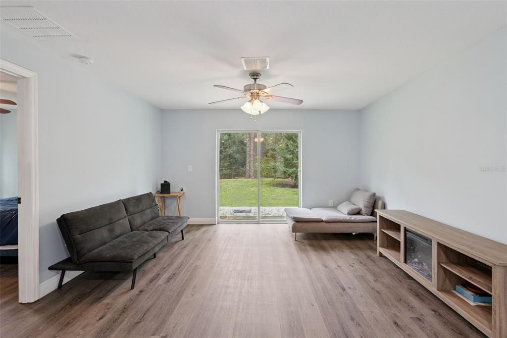 For Sale: $325,000 (3 beds, 2 baths, 1285 Square Feet)