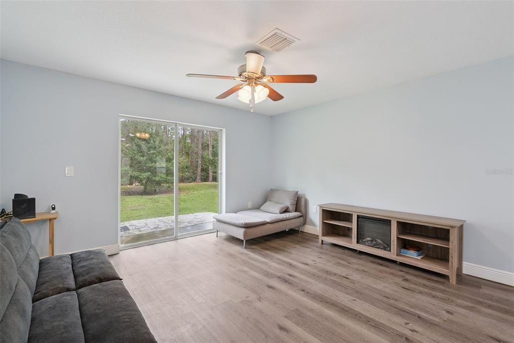 For Sale: $325,000 (3 beds, 2 baths, 1285 Square Feet)