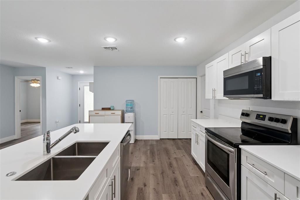 For Sale: $325,000 (3 beds, 2 baths, 1285 Square Feet)