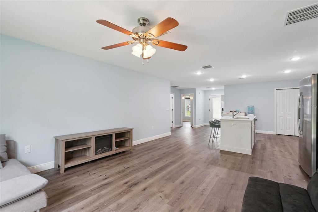 For Sale: $325,000 (3 beds, 2 baths, 1285 Square Feet)