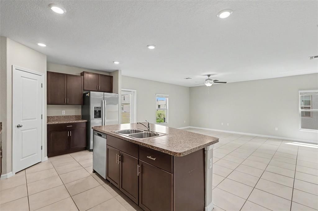 For Sale: $324,900 (5 beds, 2 baths, 2264 Square Feet)