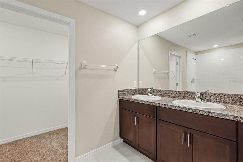 For Sale: $324,900 (5 beds, 2 baths, 2264 Square Feet)