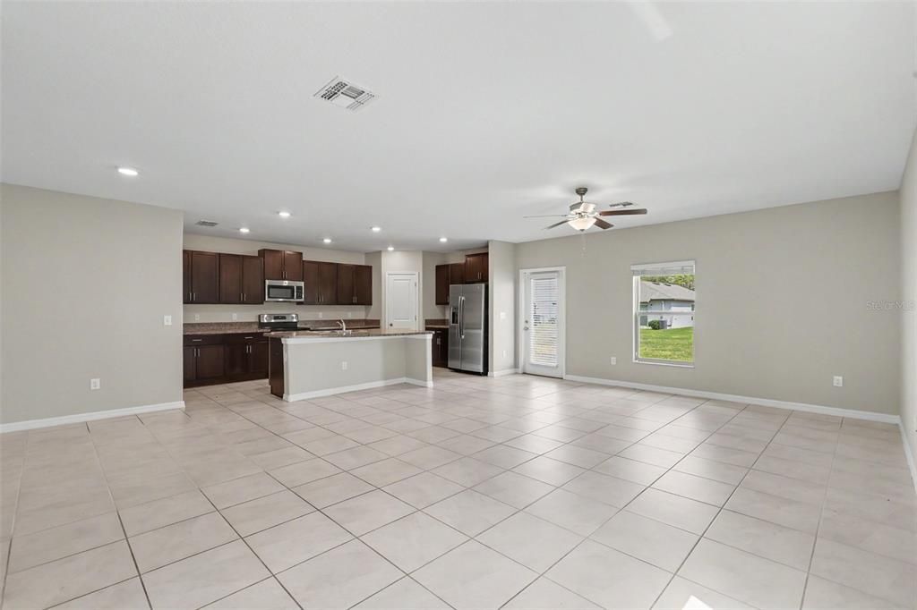 For Sale: $324,900 (5 beds, 2 baths, 2264 Square Feet)
