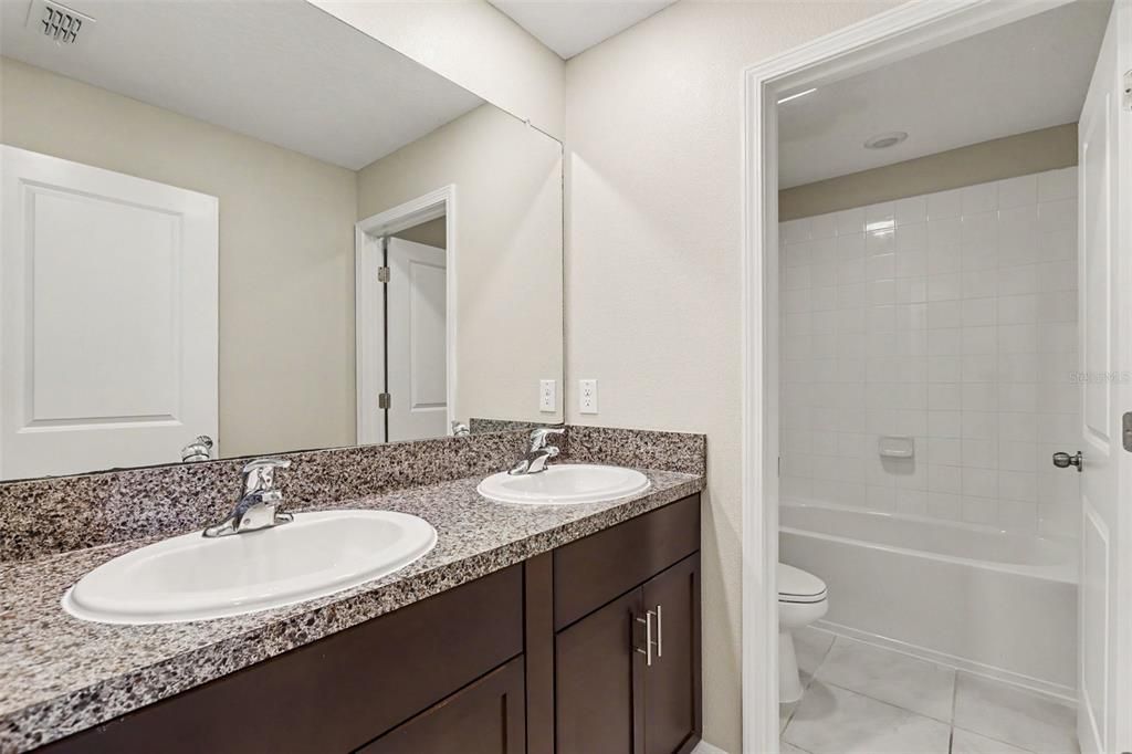 For Sale: $324,900 (5 beds, 2 baths, 2264 Square Feet)