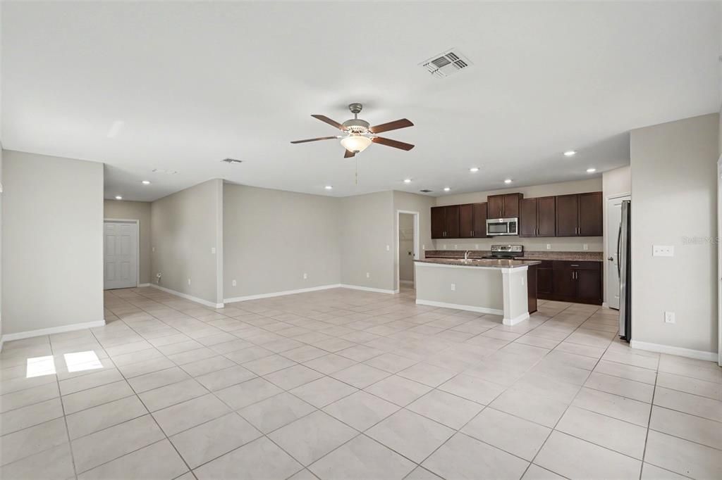 For Sale: $324,900 (5 beds, 2 baths, 2264 Square Feet)