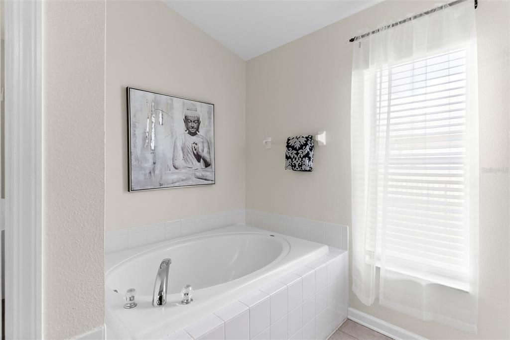 For Rent: $2,700 (3 beds, 2 baths, 1871 Square Feet)