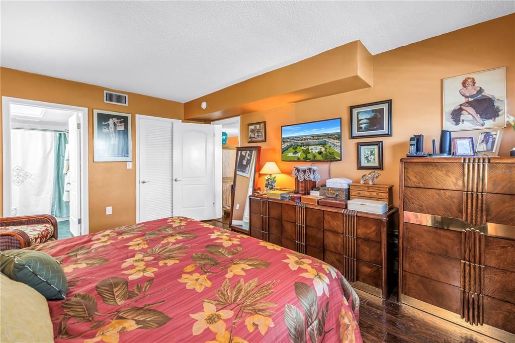For Sale: $324,900 (2 beds, 2 baths, 1335 Square Feet)
