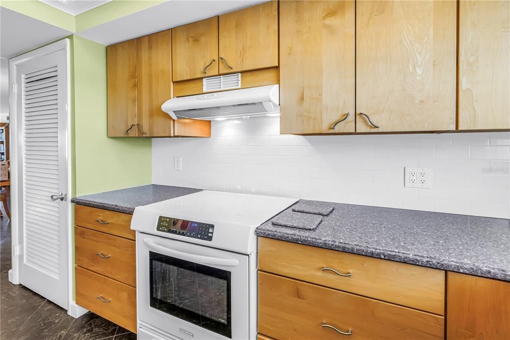 For Sale: $324,900 (2 beds, 2 baths, 1335 Square Feet)