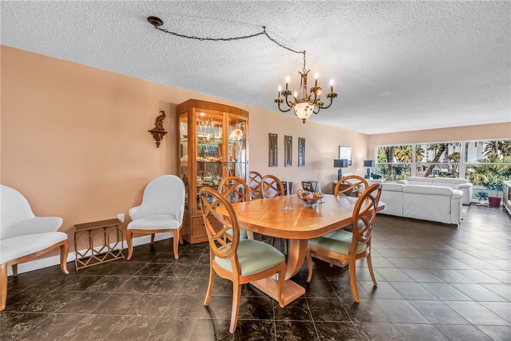 For Sale: $324,900 (2 beds, 2 baths, 1335 Square Feet)