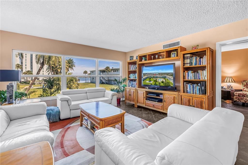 For Sale: $324,900 (2 beds, 2 baths, 1335 Square Feet)