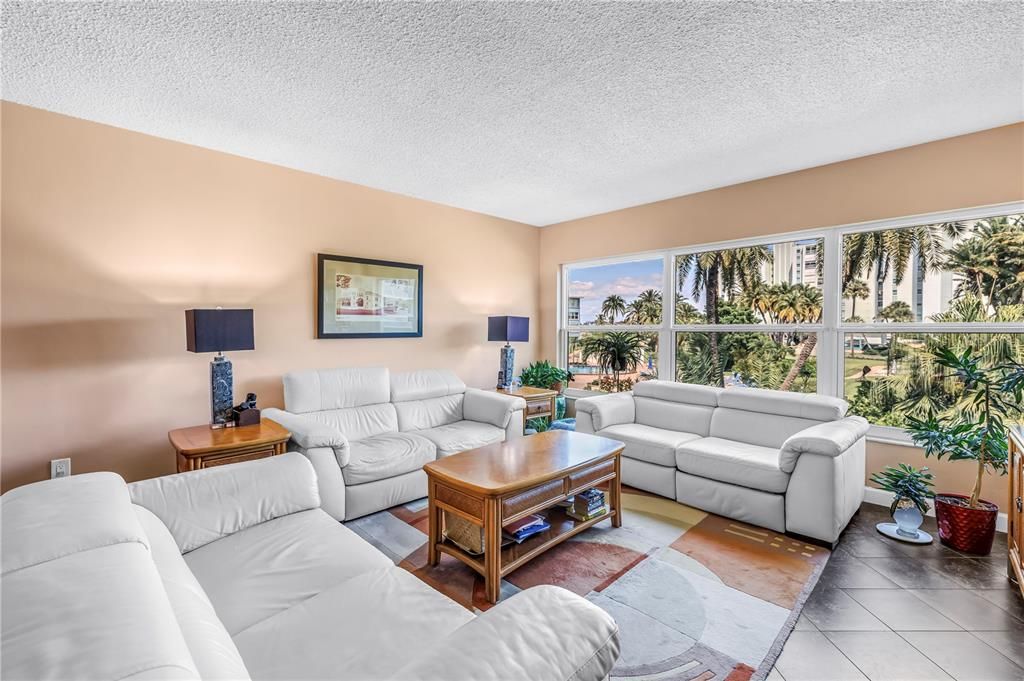For Sale: $324,900 (2 beds, 2 baths, 1335 Square Feet)