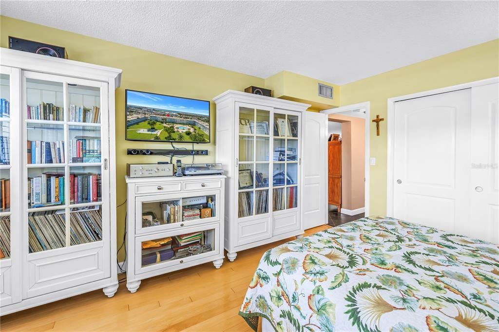 For Sale: $324,900 (2 beds, 2 baths, 1335 Square Feet)
