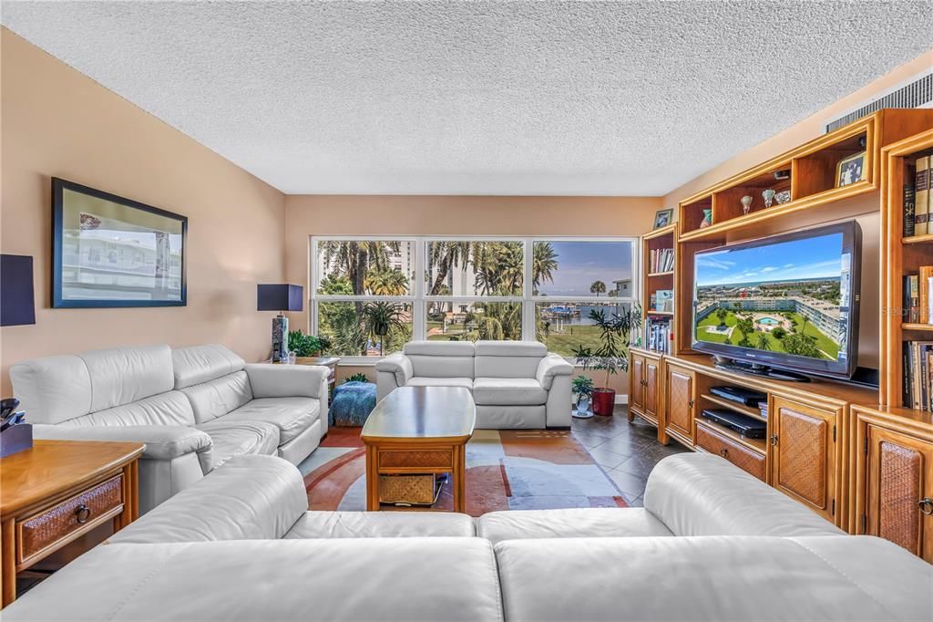 For Sale: $324,900 (2 beds, 2 baths, 1335 Square Feet)
