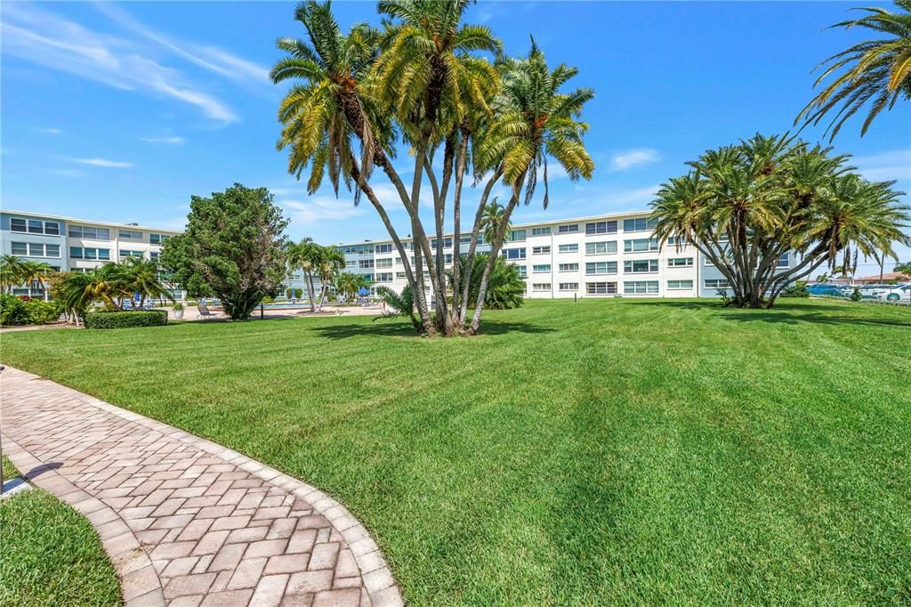 For Sale: $324,900 (2 beds, 2 baths, 1335 Square Feet)