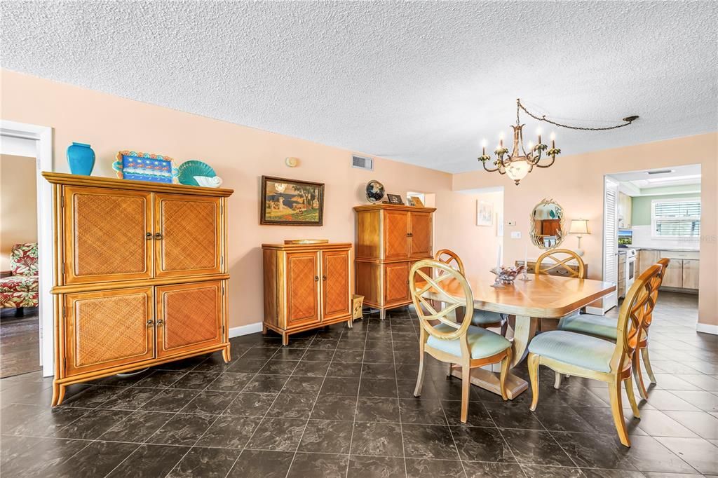 For Sale: $324,900 (2 beds, 2 baths, 1335 Square Feet)