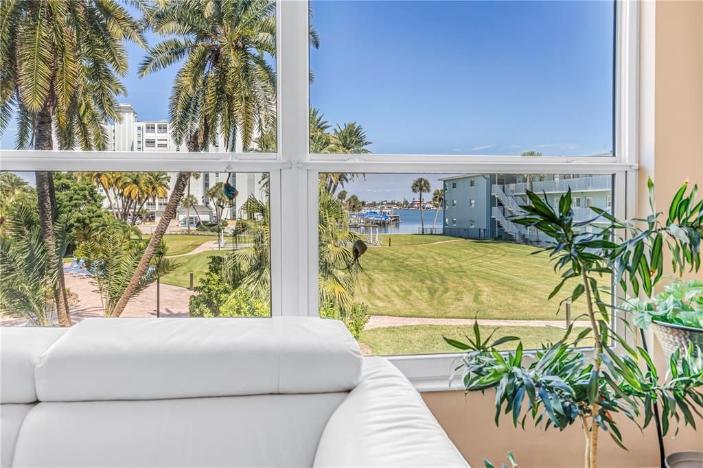 For Sale: $324,900 (2 beds, 2 baths, 1335 Square Feet)