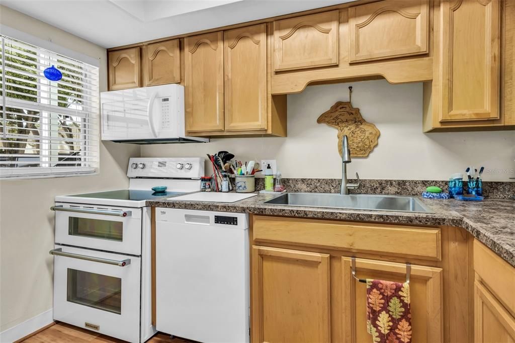 For Sale: $240,000 (2 beds, 2 baths, 904 Square Feet)