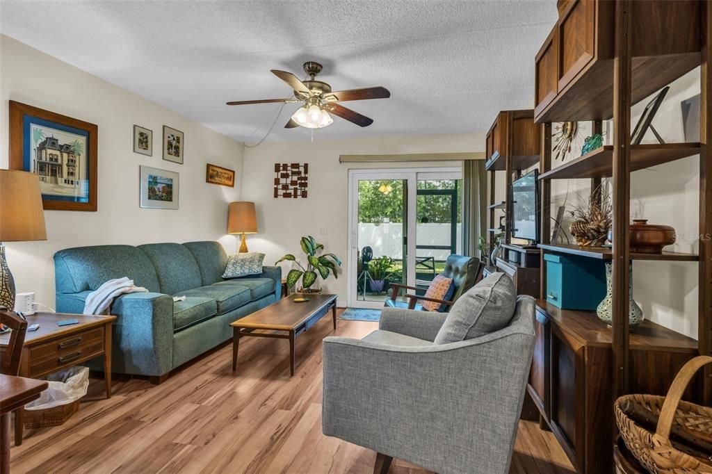 For Sale: $240,000 (2 beds, 2 baths, 904 Square Feet)