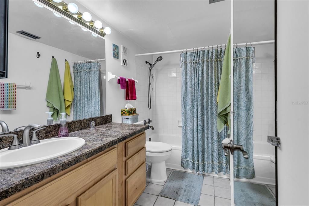 For Sale: $240,000 (2 beds, 2 baths, 904 Square Feet)