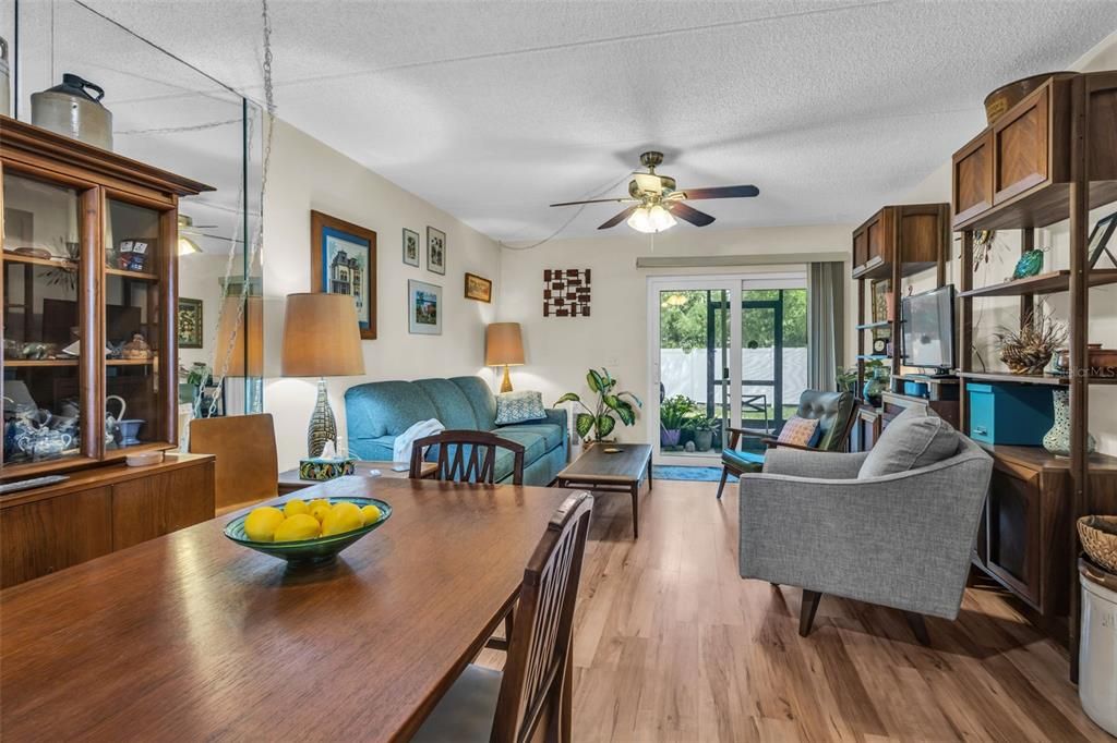For Sale: $240,000 (2 beds, 2 baths, 904 Square Feet)
