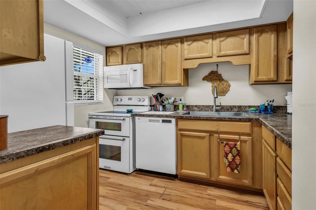 For Sale: $240,000 (2 beds, 2 baths, 904 Square Feet)