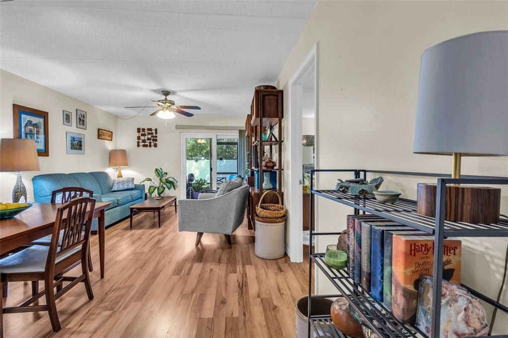 For Sale: $240,000 (2 beds, 2 baths, 904 Square Feet)