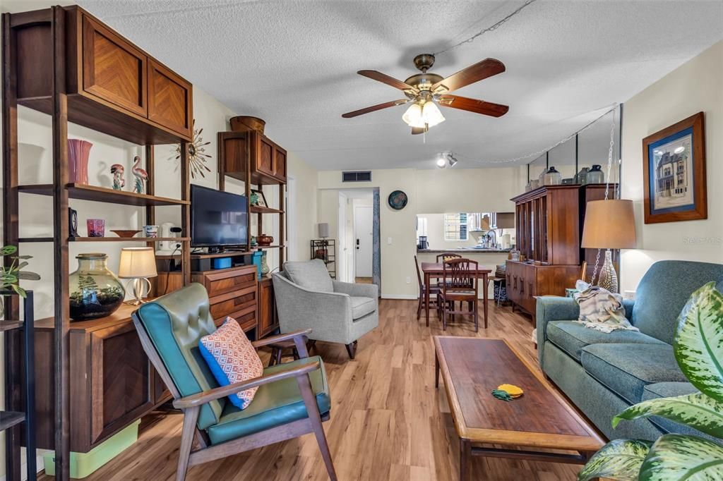 For Sale: $240,000 (2 beds, 2 baths, 904 Square Feet)