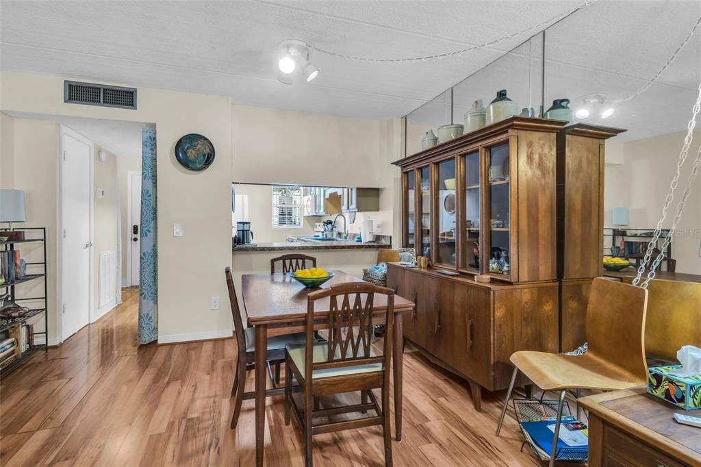 For Sale: $240,000 (2 beds, 2 baths, 904 Square Feet)